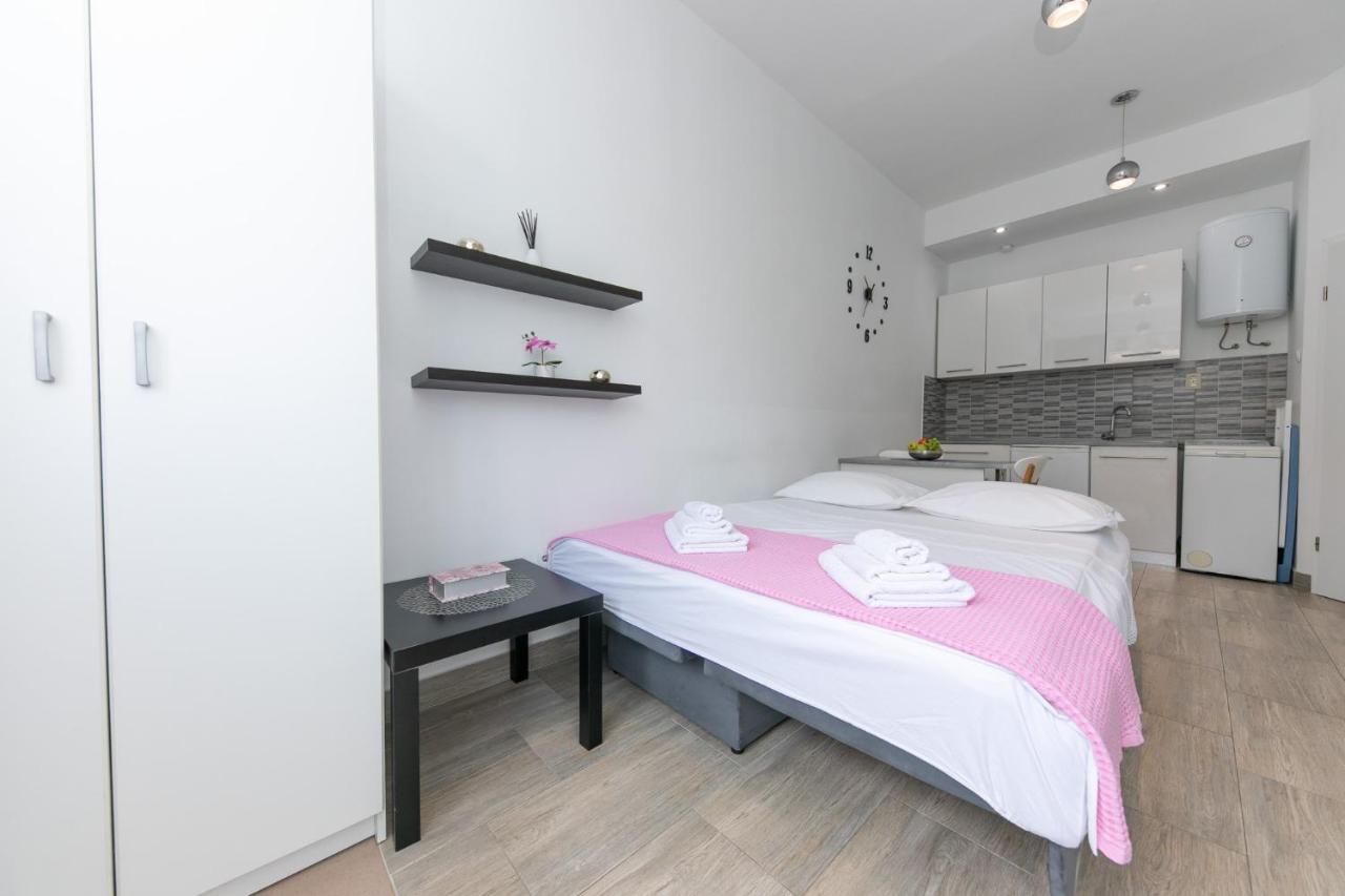 For 2, Wi-fi, Kitchenette, Public Parking, Private Entrance * Split